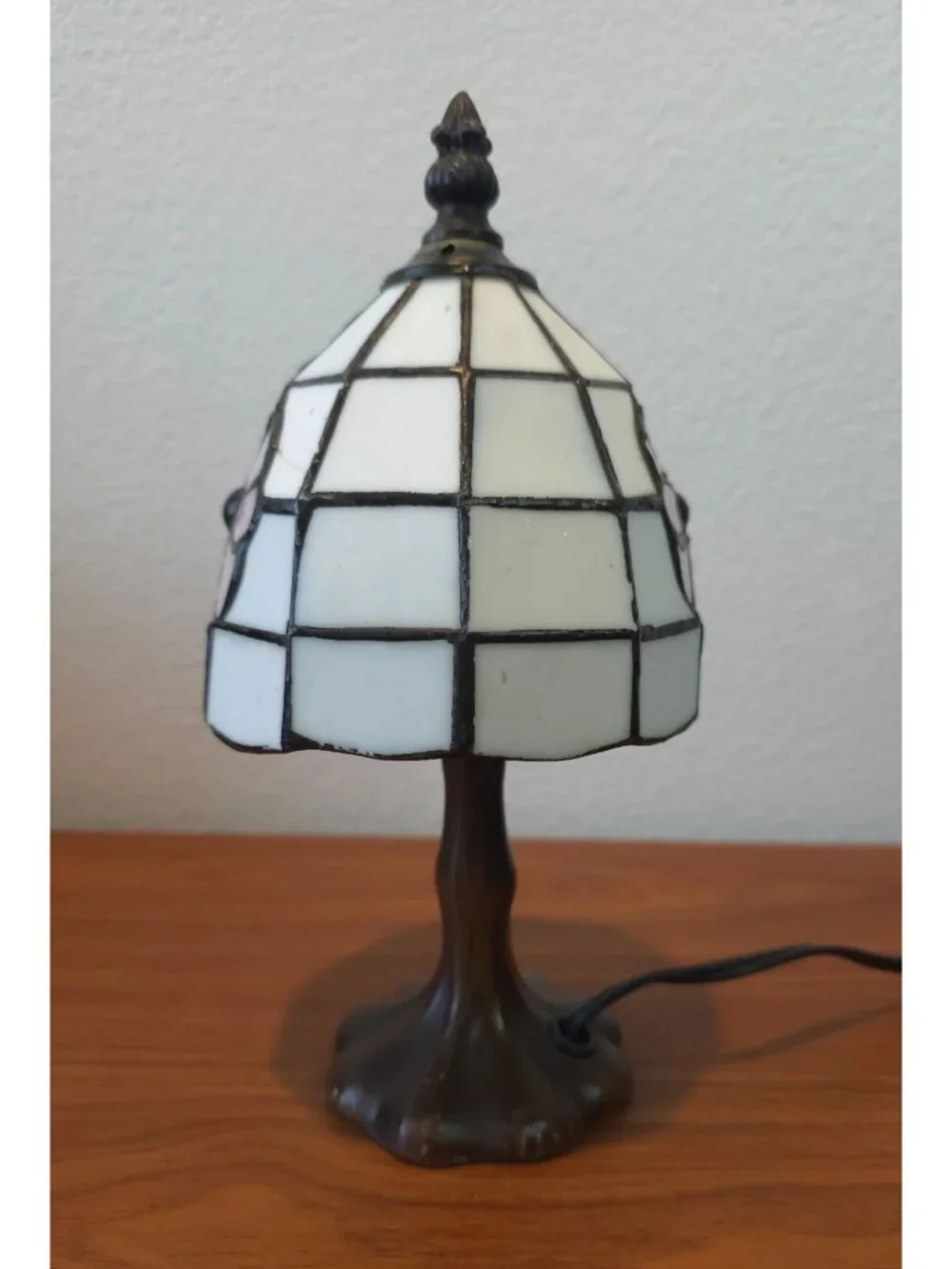 Vintage Tiffany-Style Accent Lamp w/ Stained Glass Floral Shade & Bronze Base